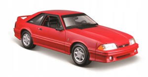 Model 32906 Maisto 1993 Ford Mustang SVT Cobra 1:24